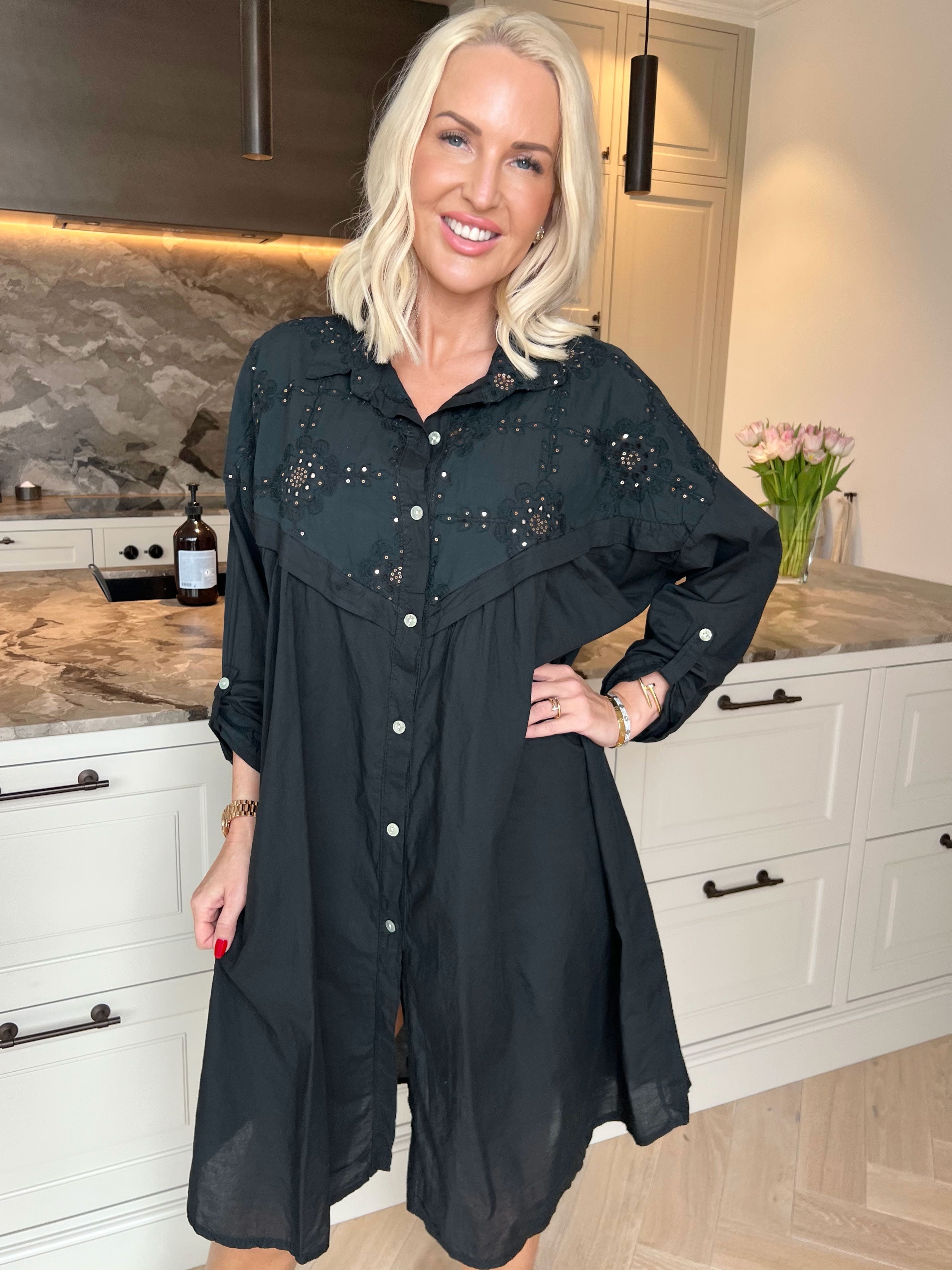 Alfreda - Skjortekjole i bomuld med broderet mønster og pailletter